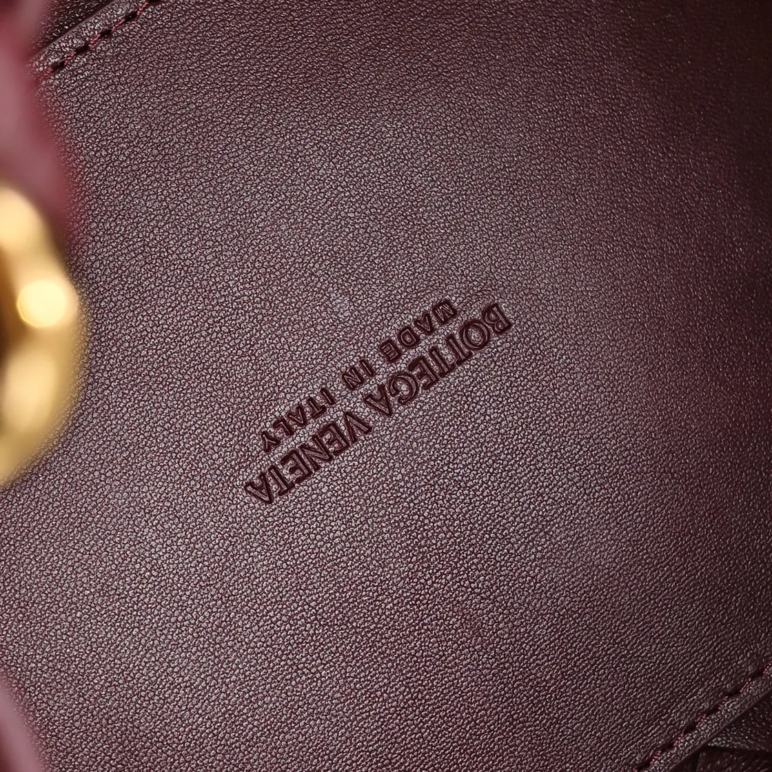Batch 2060 BOTTEGA VENETA 2025 Autumn New Product Medium Parachuta The long-awaited new medium parachuta is here, with a unique appearance and iconic metal knots, and a whole piece of leather folds the four corners into a parachute shape! The exquisite Knot metal buckle is like putting jewelry on a bag. It is high-end and elegant. Its super capacity can hold all your things! The overall effect of this bag is very different from before. It is neither too delicate to provide a large capacity nor too bulky because of its practicality. It simply provides a perfectly suitable bag for casual and simple people👜 Style number: 5921 Size: 29.5*18.5*17.5cm
